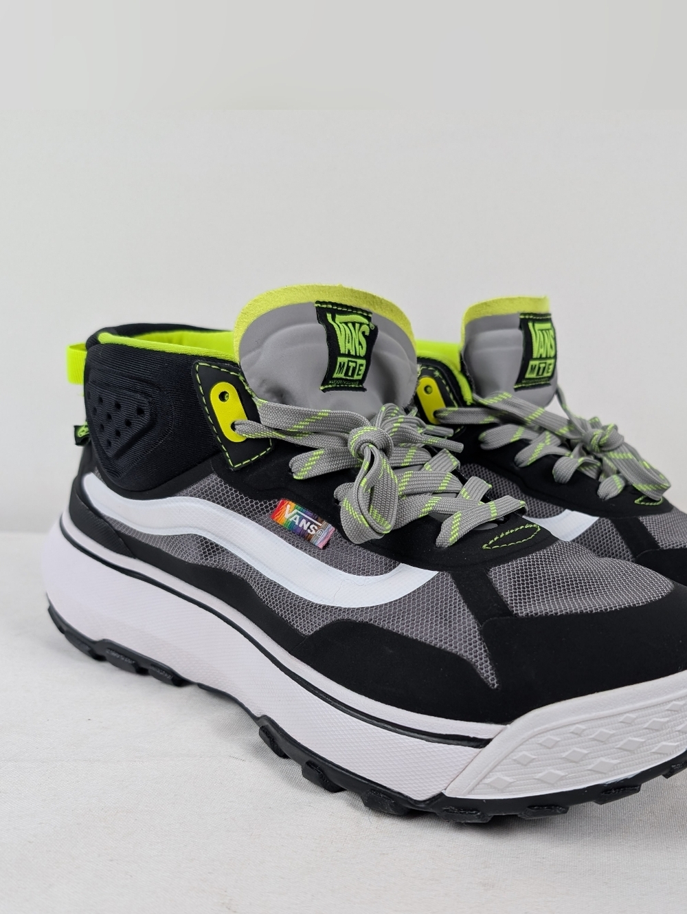 VANS MTE Crosspath Mid All-Terrain Shoes Black White Pride Size 10.5 NEW